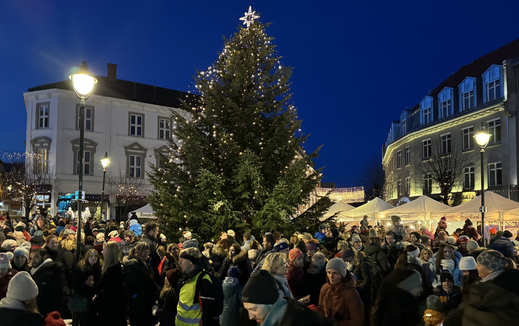 Velkommen til årets julemarked og julegrantenning i Hønefoss